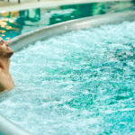Comment aménager une piscine avec jacuzzi dans son jardin ?